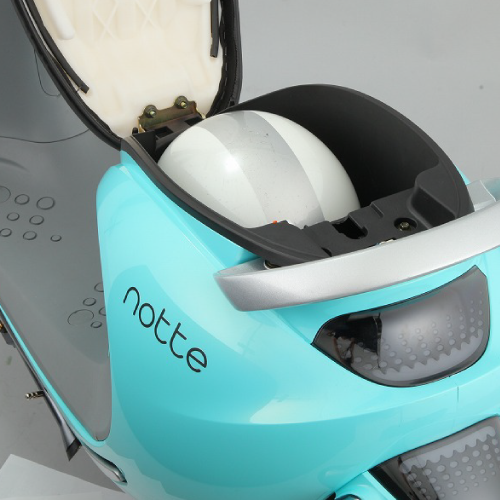 ハーフヘルメットが入る収納スペース