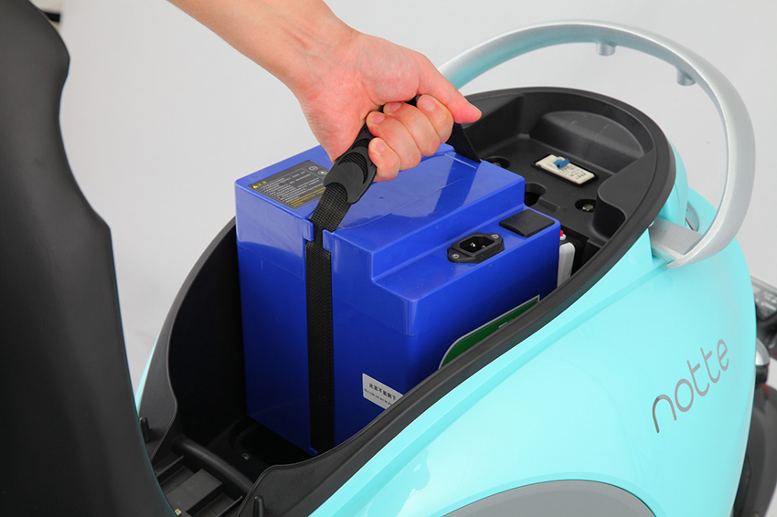 コンパクトなバッテリー、家庭用コンセントで充電2